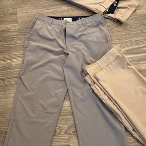 Grey Men’s 32x30 Izod golf pants.